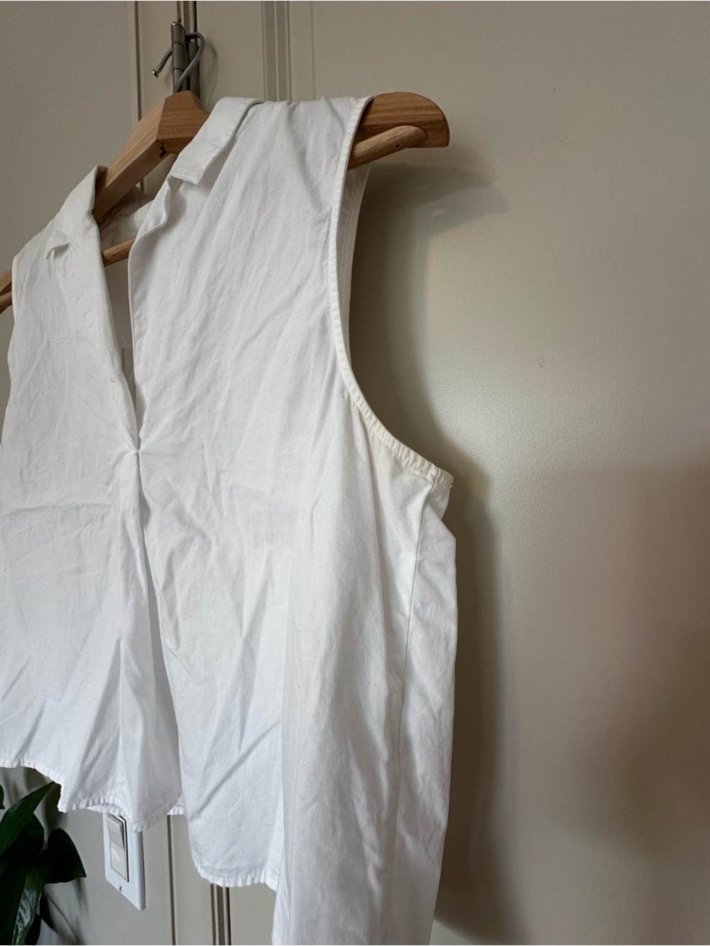 White Sleeveless Collared Top - Picture 2 of 6
